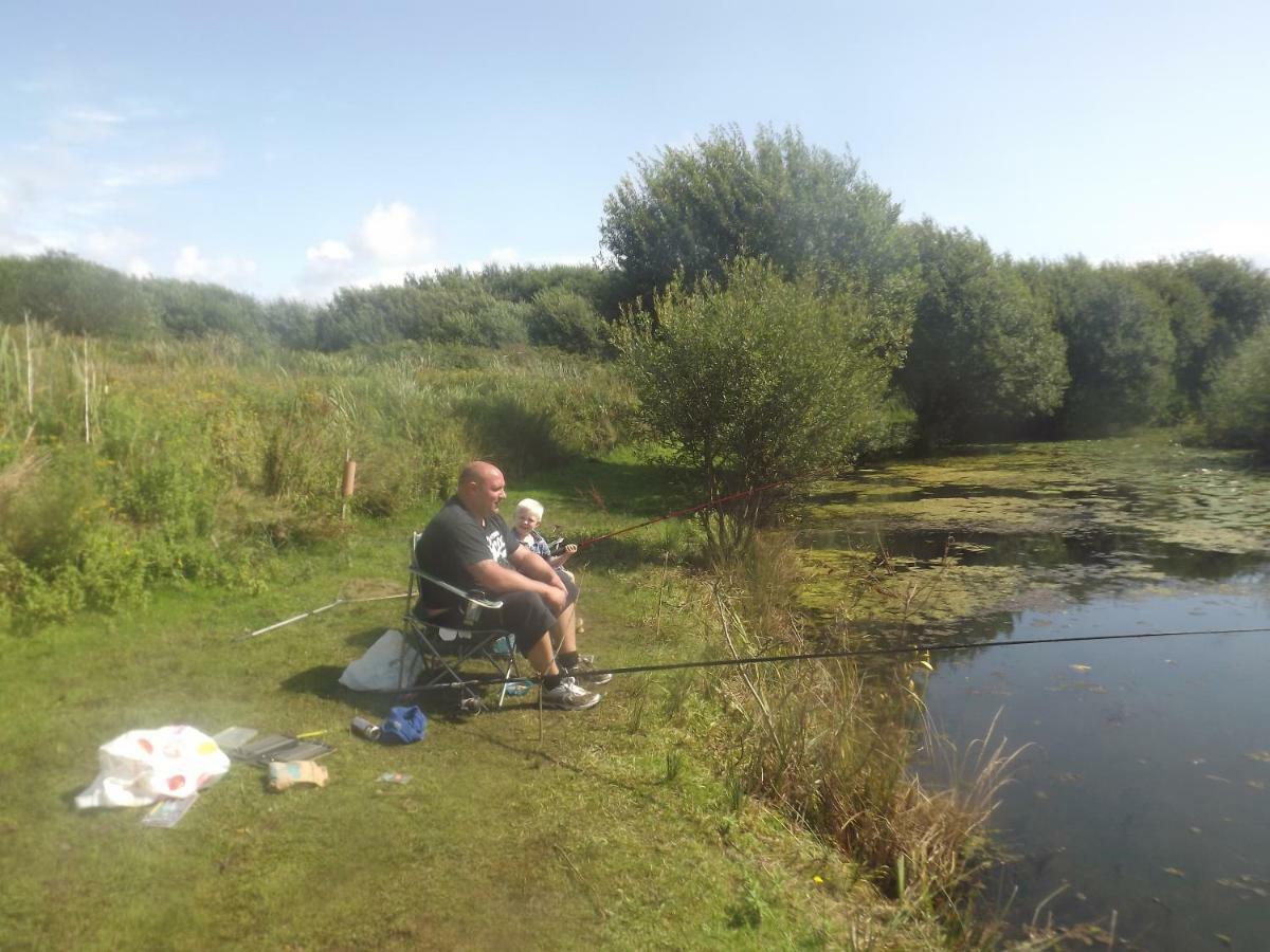Marsh Water Ponds Fishery Kidwelly Exterior photo