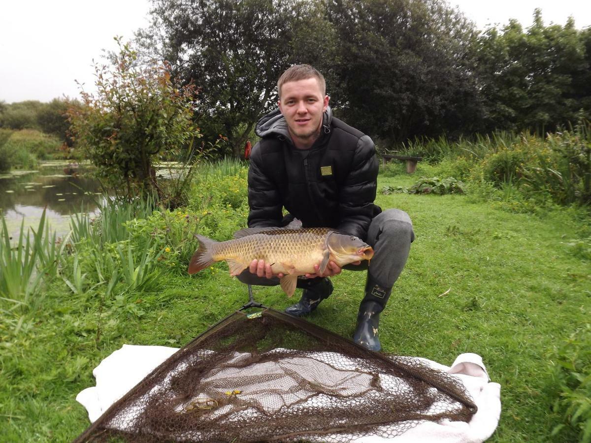 Marsh Water Ponds Fishery Kidwelly Exterior photo