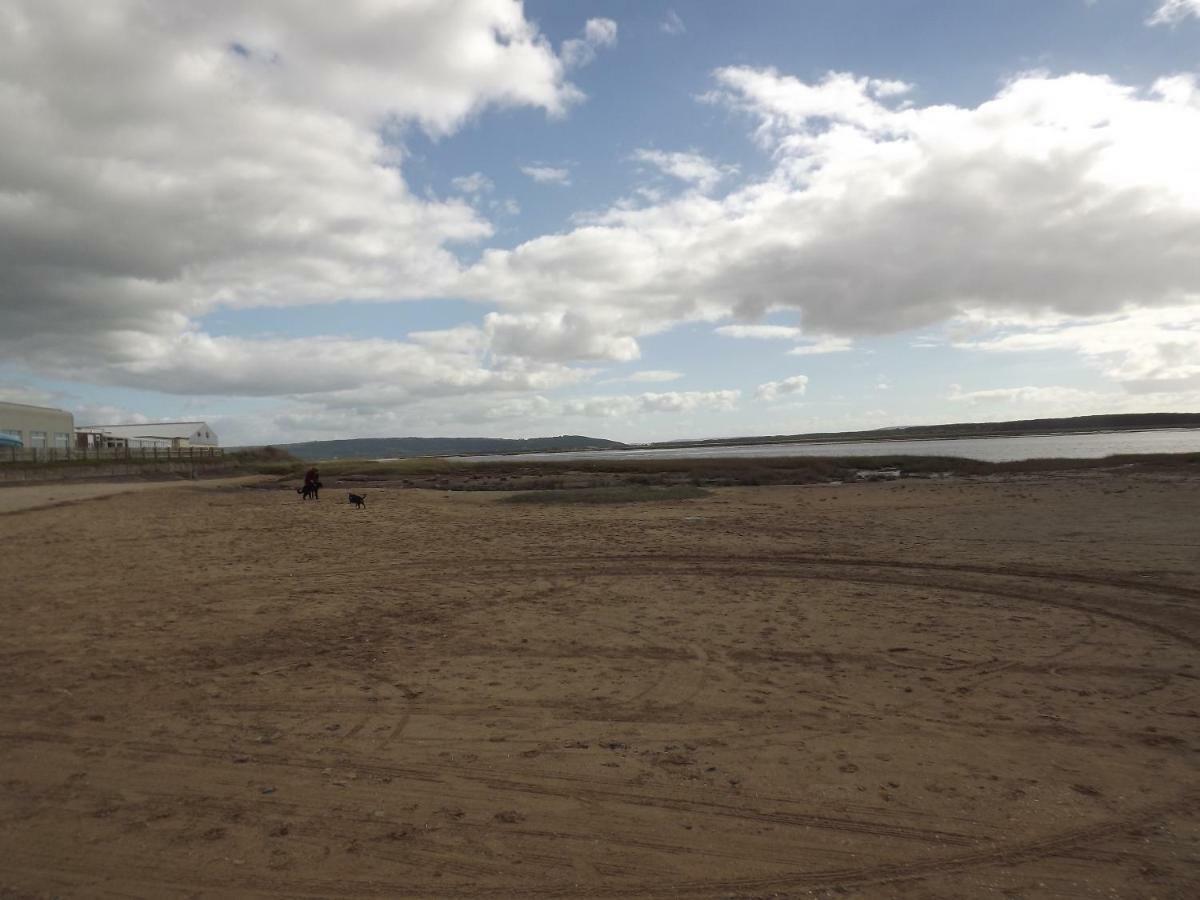 Marsh Water Ponds Fishery Kidwelly Exterior photo